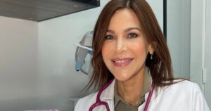 Alejandra Díaz aplicando la técnica de los 8 puntos para un rejuvenecimiento facial seguro y natural en su clínica de Weston.