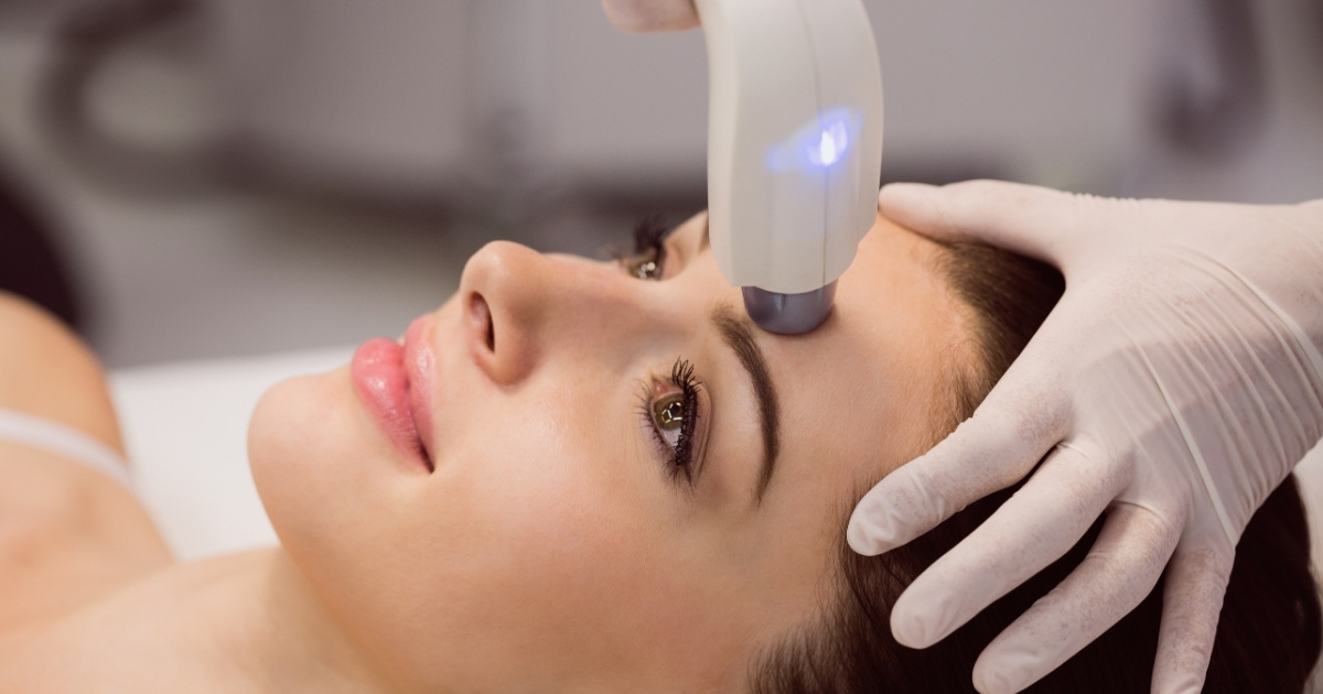 Alejandra Díaz aplicando el tratamiento de laser erbium ablativo para renovar la piel en su clínica de Weston, Florida.