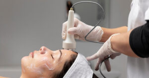 Especialista aplicando un tratamiento de Ultraformer o radiofrecuencia para mejorar la calidad y textura de la piel en Glow Up Weston.