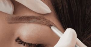 ¿Pensando en hacerte microblading en Weston? Conoce cómo evoluciona el color, la importancia del diseño y los cuidados clave.