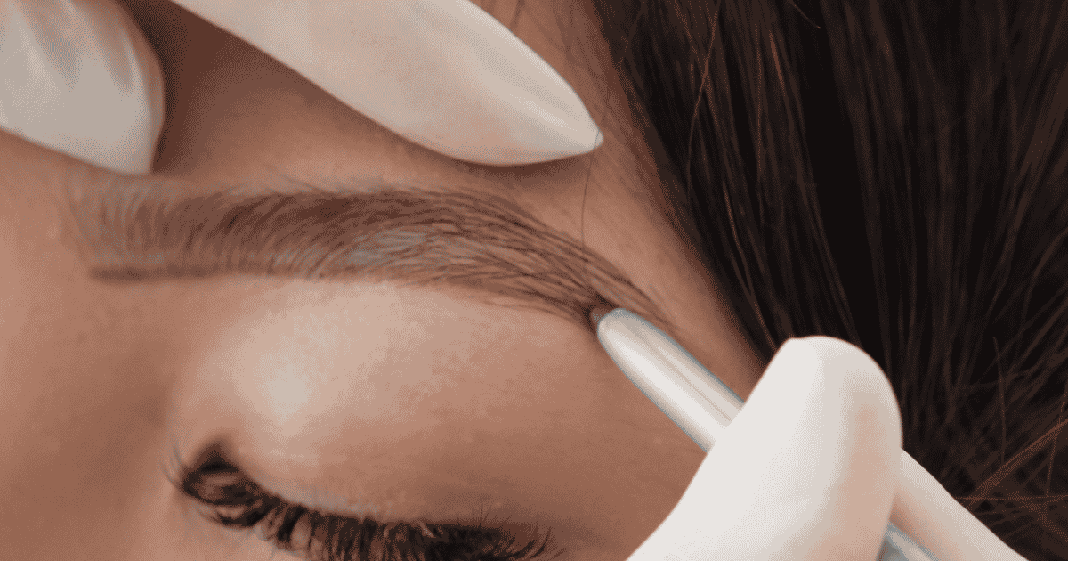 ¿Pensando en hacerte microblading en Weston? Conoce cómo evoluciona el color, la importancia del diseño y los cuidados clave.